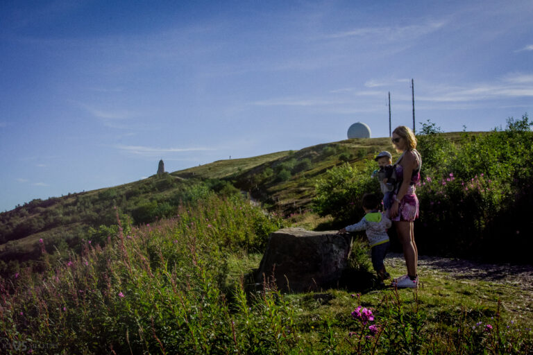 Randonnée balade en famille au Grand Ballon en été ©Vincent Schneider