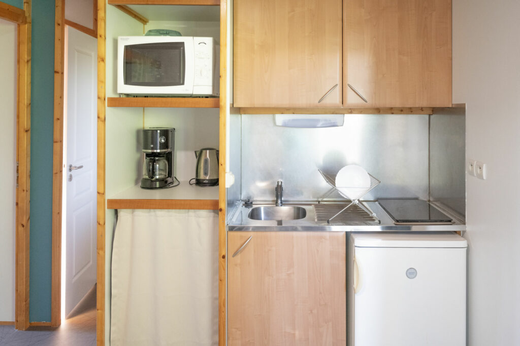 Cuisine équipée - Chalet pour 6 personnes au camping Le Florival © Vincent Schneider